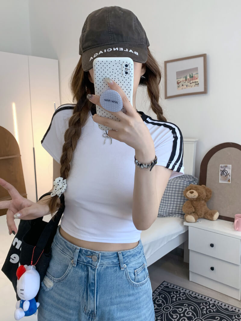 OOTDAY Slim Fit Cotton Cropped Tee for Women – Summer Graphic T-Shirt in Black, White, and Pink